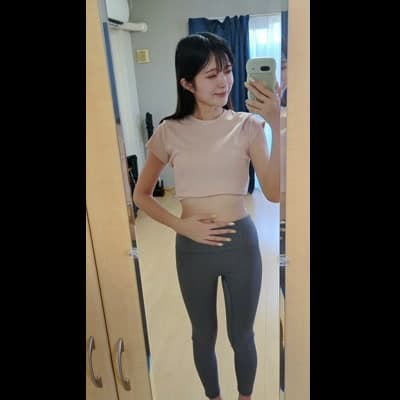 ウエストラインをアピールする女性｜ダイエット広告
