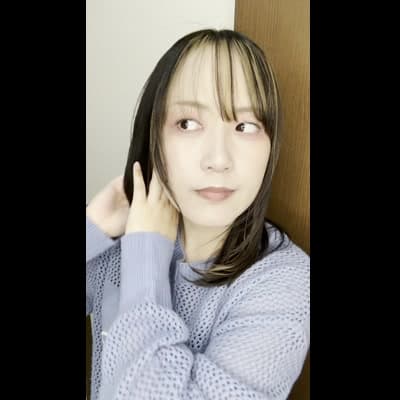 髪の毛をチェックする女性｜ヘアケア広告