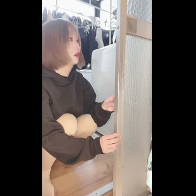 部屋の古い設備（黄ばんだスイッチ・古いキッチン）を見てため息をつく