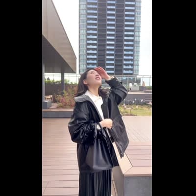 見上げながら微笑｜屋外・午後光