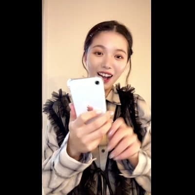 スマホで撮影中に手を振る｜UGC広告訴求