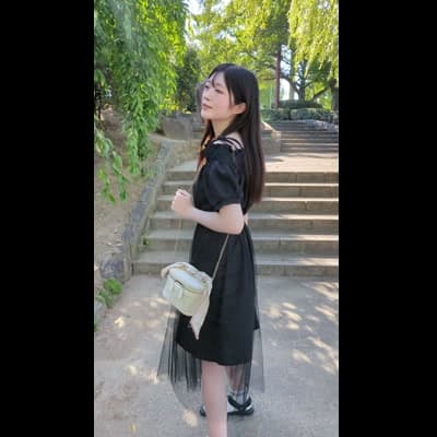 デート前に振り返る女性｜恋愛・ファッション広告