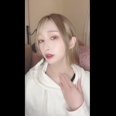首元を見ながら「首のシワってこんなにあった？」とショック顔で言う