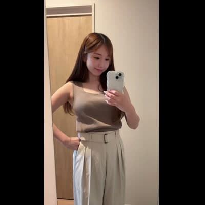 スタイルをチェックする20代女性