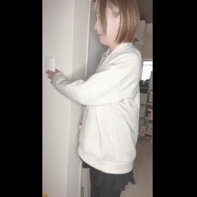 仕事帰りに部屋の明かりをつけ、スマホを見て「今日も一人か…」と静かに言う