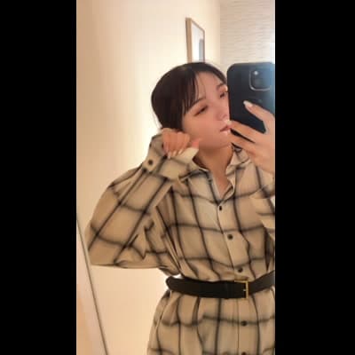 スタイルをチェックする20代女性