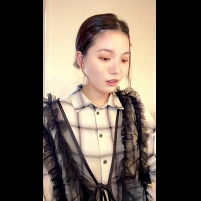 スマホを見てうれしそうに笑う｜通知リアクション風