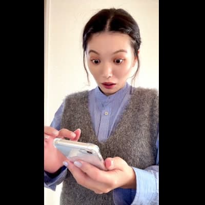 スマホを見て驚くリアクション｜意外性のある表情