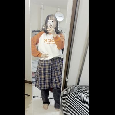 スタイルをチェックする20代女性