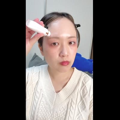 顔の産毛を処理する女性｜脱毛広告向け