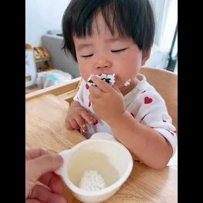 ご飯を食べる幼児