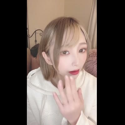 明るいライトの下で鏡を見て「え、シミ…こんなにあったっけ…？」とショック気味に言う