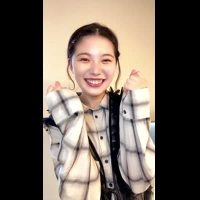 ガッツポーズして笑う｜成功訴求