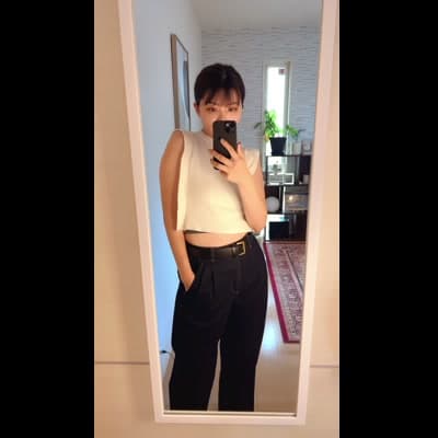 スタイルをチェックする20代女性｜ファッション広告