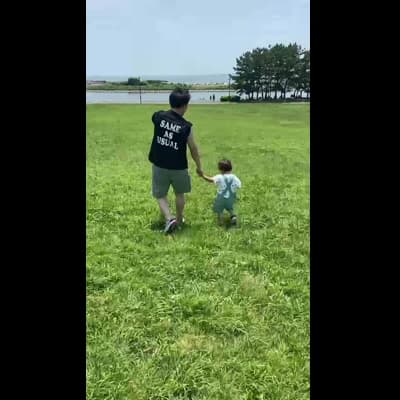 手をつないで歩く後ろ姿２