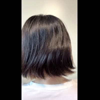 黒髪ボブヘアの後ろ姿｜清潔感のある髪質表現