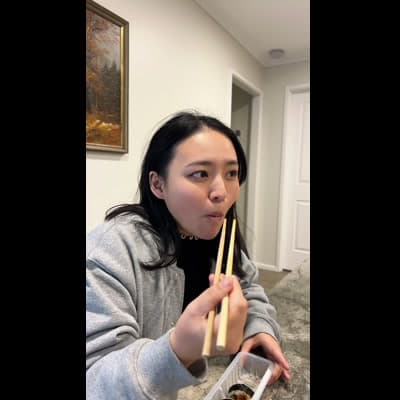 ご飯を食べる20代女性
