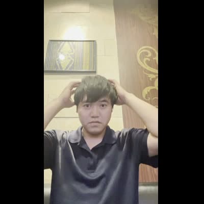 頭を抱え込んで悩む30代男性