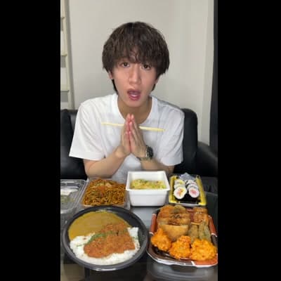 不健康なB級グルメを食べる女性｜ダイエット広告