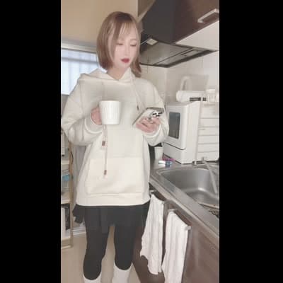 夜のキッチンで一人カップを持ち、スマホを見ながら「ちょっとだけ…誰かとつながりたいな…」と言う