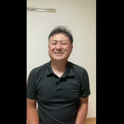 中小企業の社長風 ばんざい