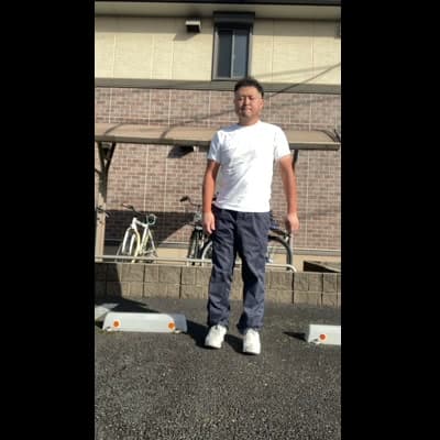 外で天気のよい日に屈伸