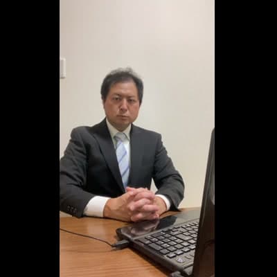 スーツ 税理士風 相談乗ってる