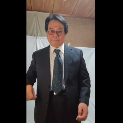 スーツ 税理士風 相談乗っている