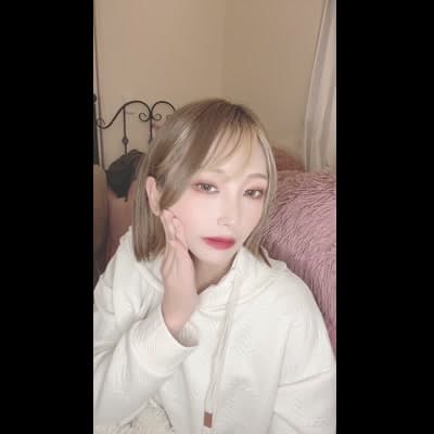 ほほを軽く引き上げながら「リフトアップしないかな〜…」とため息