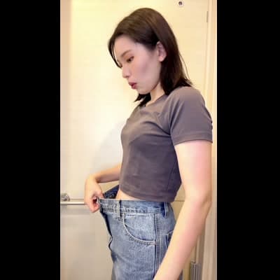 ダイエット成功でズボンがゆるくなった女性｜ダイエット広告素材