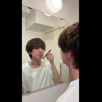 髭を剃る男性｜メンズグルーミング