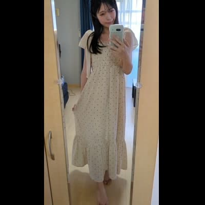 スタイルをチェックする20代女性