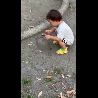 砂場で形を作って遊ぶ