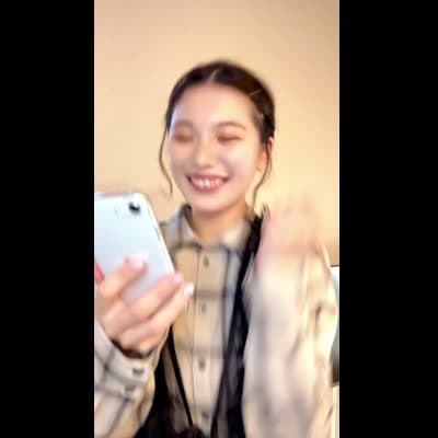スマホを見てガッツポーズ｜体験談系素材