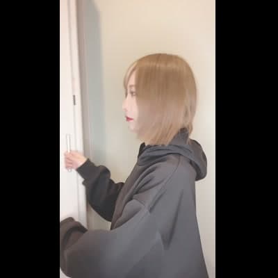 広めのクローゼットを開けて、嬉しそうに空間を確認する“内見風”