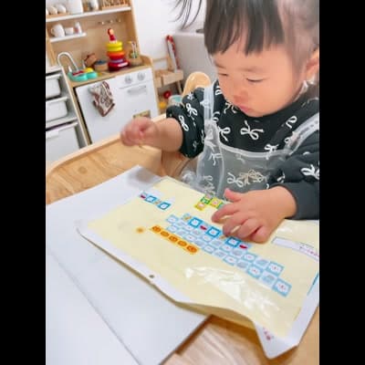 幼児向け教育玩具の学習効果を実証する広告素材