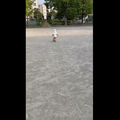 ボールで楽しく遊ぶ幼児｜子育て・育児広告素材
