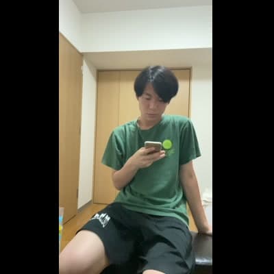 鏡の前で自撮りする若い男性のカジュアルファッション素材