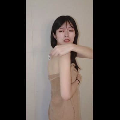 背中 剃っている風 届かず困ってる感じ 脱毛広告